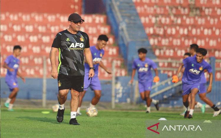 Pelatih baru Persik Kediri Marcelo Rospide memberikan arahan kepada pemain saat memimpin latihan perdananya di Stadion Brawijaya, Kota Kediri, Jawa Timur, Selasa (23/5/2023). Manajemen Persik Kediri resmi menunjuk pelatih asal Brasil tersebut menggantikan Divaldo Alves dalam kompetisi Liga 1 2023/2024. ANTARA FOTO/Prasetia Fauzani/aww.