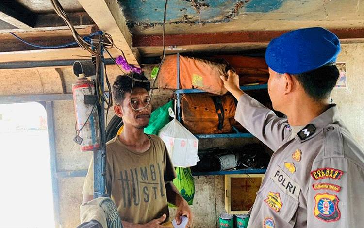 Personel Satpolairud Cek Kelengkapan Alat Keselamatan Kapal yang Lintasi DAS Kapuas?