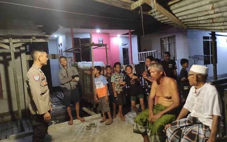 Cegah Penyalahgunaan Lem Fox, Babinkamtibmas Pahandut Lakukan Sosialisasi
