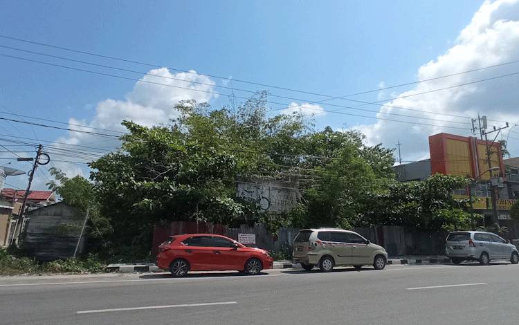 Berada di Ruas Jalan Protokol Pangkalan Bun, Lahan Kosong Milik Pribadi Ini Terkesan Tidak Diurus dan Ganggu Keindahan Kota