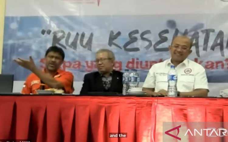 Adib Khumaidi (kanan) saat hadir dalam Seminar Nasional BPJS Watch bertajuk "RUU Kesehatan - Siapa Yang Diuntungkan?, diikuti dalam jaringan (daring) di Jakarta, Kamis (25/5/2023). (ANTARA/Andi Firdaus)