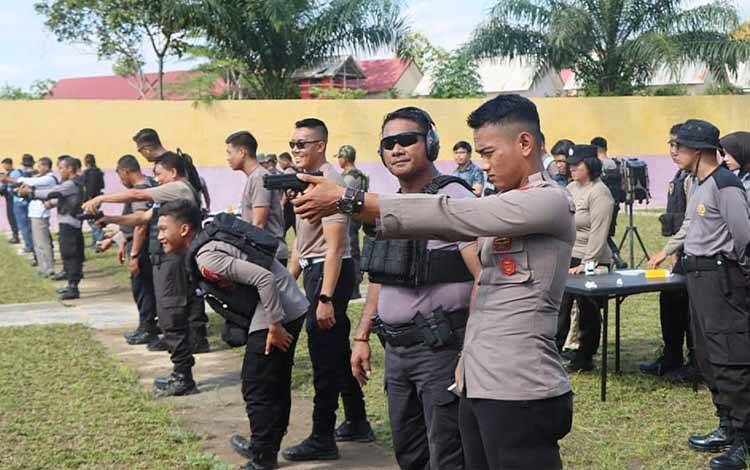 Kapolres Barito Timur AKBP Viddy Dasmasela memimpin langsung latihan menembak rutin di Lapangan Tembak Sanika Satyawada Polres Barito Timur, Kamis, 25 Mei 2023. (FOTO: HUMAS POLRES BARTIM)