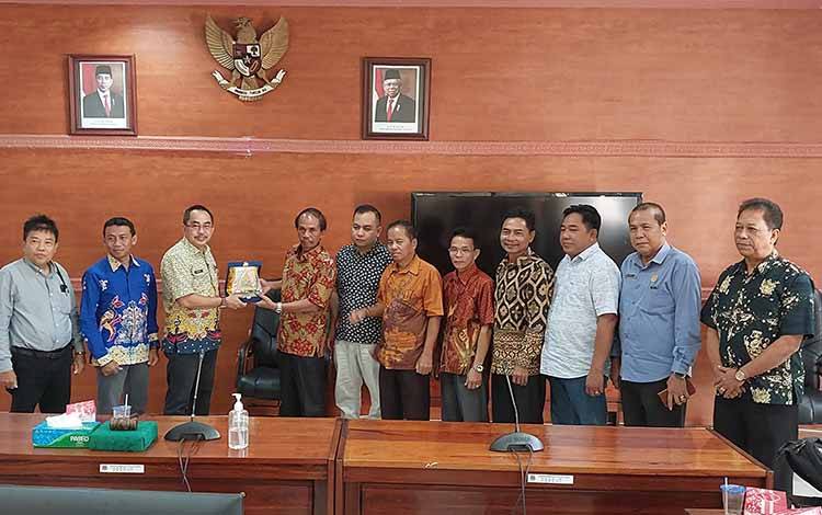 DPRD Kapuas Terima Kunjungan Kerja DPRD Gunung Mas Sharing Terkait Nasib PTT