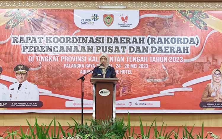 Kepala Dinas Koperasi dan UKM Provinsi Kalteng Norhani saat memberikan laporannya di Aquarius Hotel, Kamis 25 Mei 2023. (FOTO: HERMAWAN)