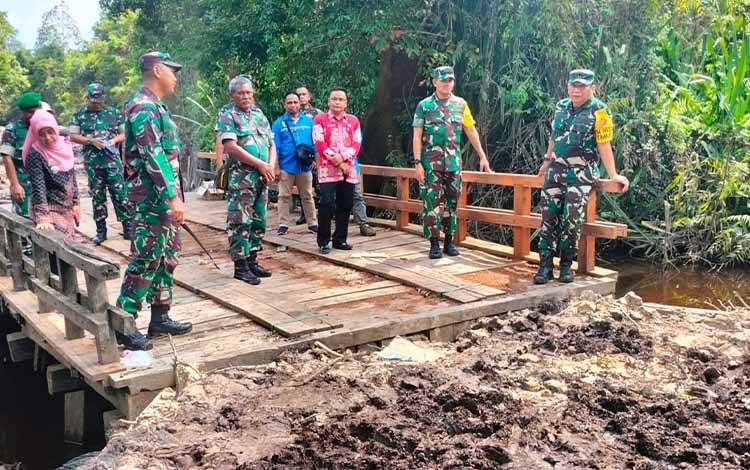 Tim Wasev Brigjen TNI Alvis Anwar didampingi Dandim 1012 Buntok Letkol Inf Hendro Wicaksono bersama asisten II Setda Barsel, Rahmat Nuryakin saat memantau dan evaluasi program TMMD di Desa Danau Ganting. (FOTO: URIUTU DJAPER)