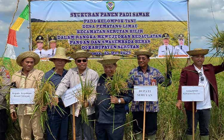 Kelompok Tani Desa Pematang Limau Gelar Syukuran Panen Padi ?