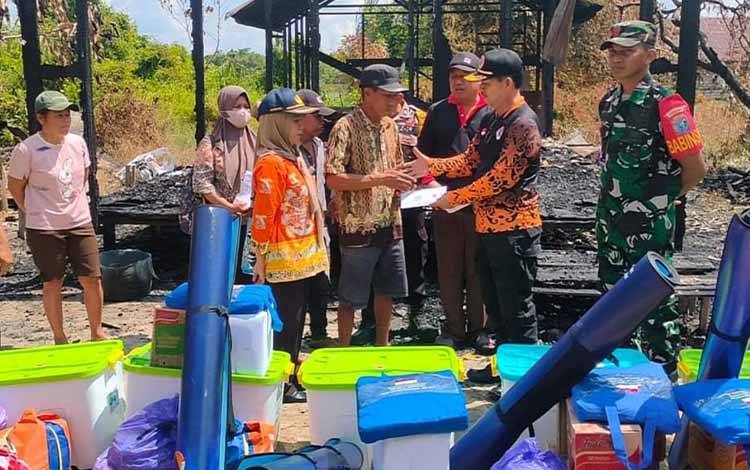 Warga Terdampak Kebakaran Rumah di Mantangai Hulu Terima Bantuan