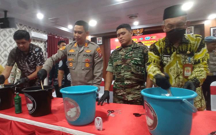 Sabu 5 Kg Dimusnahkan Polres Kobar Dengan Cara Dicampur Air dan Cairan Pembersih Lantai
