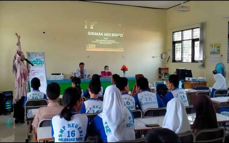 ASN Dinkes Kota Palangka Raya saat melakukan sosialisasi di SMP 16 Palangka Raya (FOTO : Dinkes kota Palangka Raya)