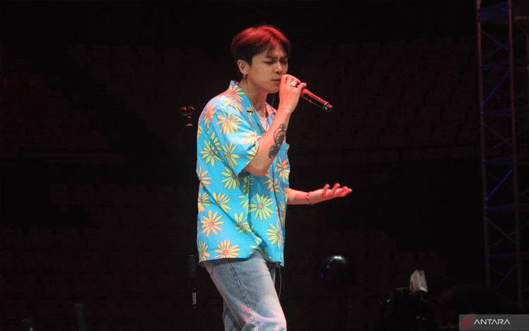 Penyanyi berdarah Korea Selatan-Kanada Junny saat sesi sound check ajang New Live Show An Extraordinary Show, di Tennis Indoor Senayan Jakarta, Jumat (26/5/2023). ANTARA/Ahmad Faishal