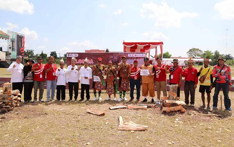Kota Palangka Raya Bawa Pulang Juara Lomba Maneweng, Manetek, Tuntang Manyila Kayu ?