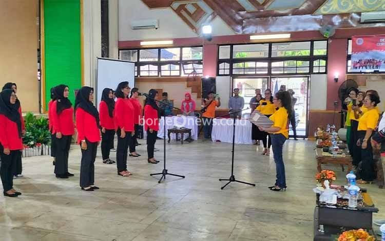 Ketua DPD ILDI Kalteng, Maria Neva Marlina, melantik DPW ILDI Barito Selatan. (FOTO: URIUTU DJAPER)