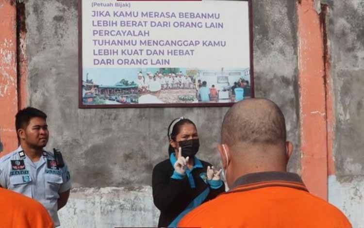 Petugas Klinik Barigas Monitoring Kondisi Kesehatan Tahanan Baru di Blok Isolasi