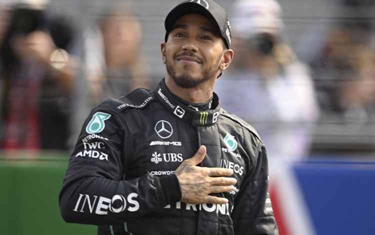 Pebalap tim Mercedes Lewis Hamilton mengamankan P3 saat kualifikasi Grand Prix Meksiko di sirkuit Hermanos Rodriguez, Mexico City. (29/10/2022) (AFP/ALFREDO ESTRELLA)