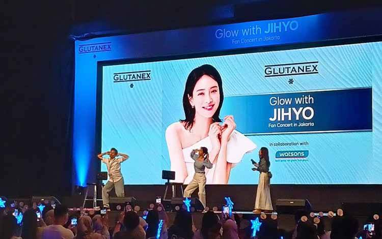 Song Ji Hyo Pamer Kemampuan Menari di Depan Penggemar