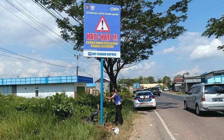Satlantas Polres Kapuas Pasang Spanduk Peringatan Rawan Kecelakaan, ini Tujuannya