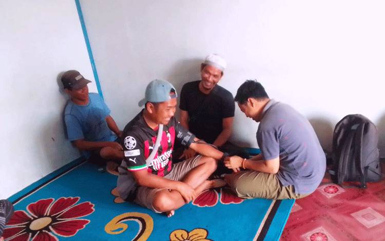Pemerintah Desa Sei Bakau Berikan Pelayanan Bagi Penumpang dan Motoris Kapal Taksi Mendawai Ekpress yang Terdampar