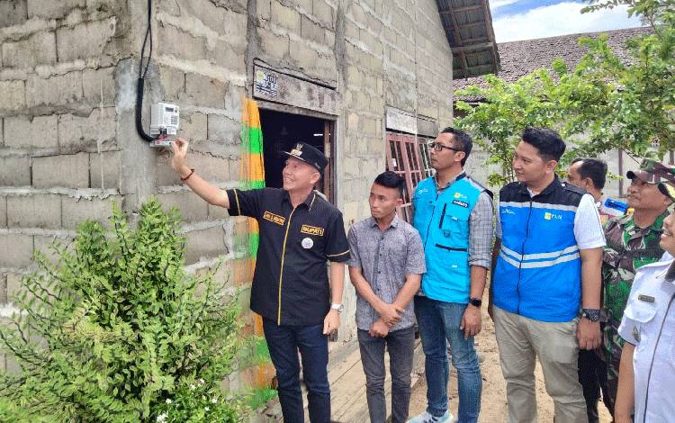 Desa Jangkit dan Tumbang Lapan Gunung Mas Akhirnya Dialiri Listrik