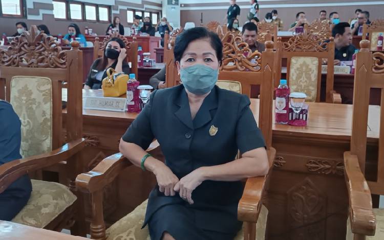 Anggota DPRD Gunung Mas Lily Rusniaksi saat mengikuti rapat paripurna. (FOTO: RISKA YULYANA)