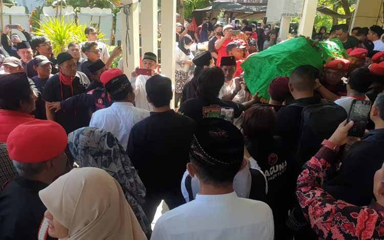 Sejumlah Tokoh PDIP Antarkan Jenazah Whisnu ke Peristirahatan Terakhir