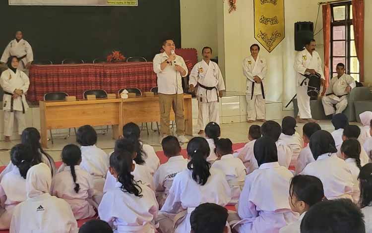 Ketua INKAI Cabang Barito Timur Ariantho S Muler, saat membuka ujian kenaikan tingkat karate INKAI Barito Timur di Aula Dinas Pendidikan, Minggu, 28 Mei 2023. (FOTO: IST)