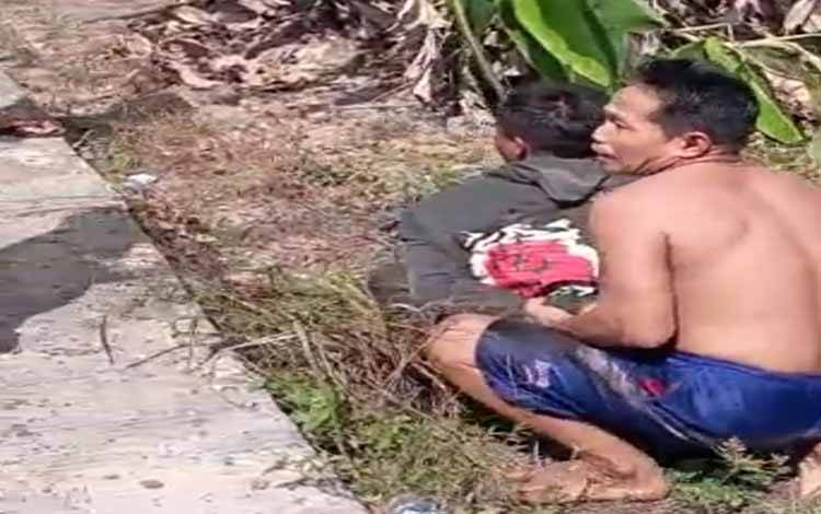 Seorang pria yang diduga ODGJ saat diamankan oleh warga karena membawa kabur sepeda motor di Jalan Kembali, Sampit. Minggu, 28 Mei 2023. (FOTO: IST)