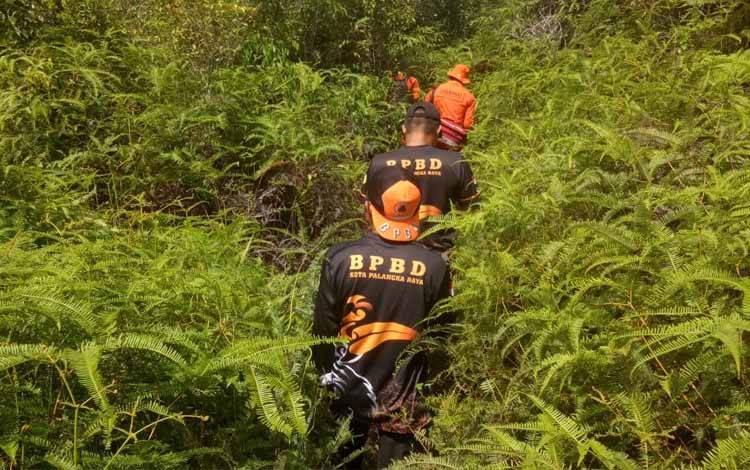 Anggota BPBD Kota Palangka Raya bersama BASARNAS Kota Palangka Raya saat melakukan pencarian kedua lansia hilang (FOTO : BPBD)