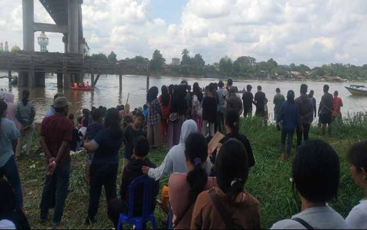 Hingga Sore Ini Korban Terjatuh dari Jembatan Sei Katingan belum Ditemukan