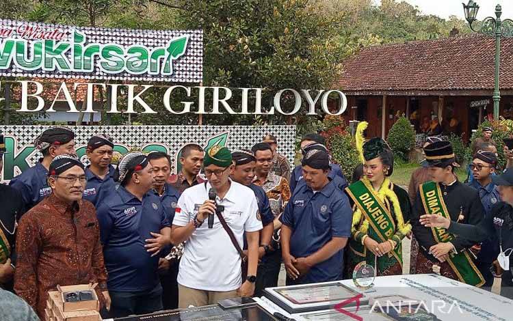 Menparekraf Sandiaga Salahuddin Uno didampingi Bupati Bantul Abdul Halim Muslih sebelum menandatangani prasasti peresmian Desa Wukirsari sebagai Desa Wisata Terbaik di Wukirsari, Bantul, DIY. Minggu (28/5/2023) ANTARA/Hery Sidik.