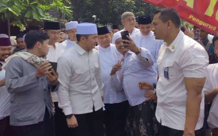 Menteri Pertahanan Prabowo Subianto (tengah) usai menghadiri peringatan wafatnya atau haul ke-10 pendiri Majelis Rasulullah Habib Munzir Al Musawa di Pancoran, Jakarta Selatan, Minggu (28/5/2023). (ANTARA/Melalusa Susthira K.)