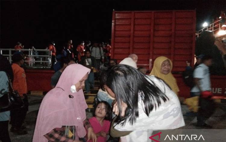 Basarnas Evakuasi 62 Penumpang Kapal Mati mesin di Perairan Saponda