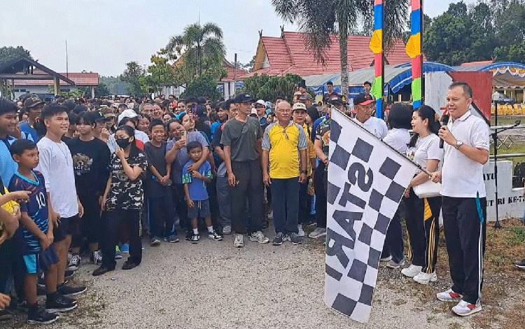 Bupati Gunung Mas Buka Jalan Sehat di Kecamatan Mihing Raya