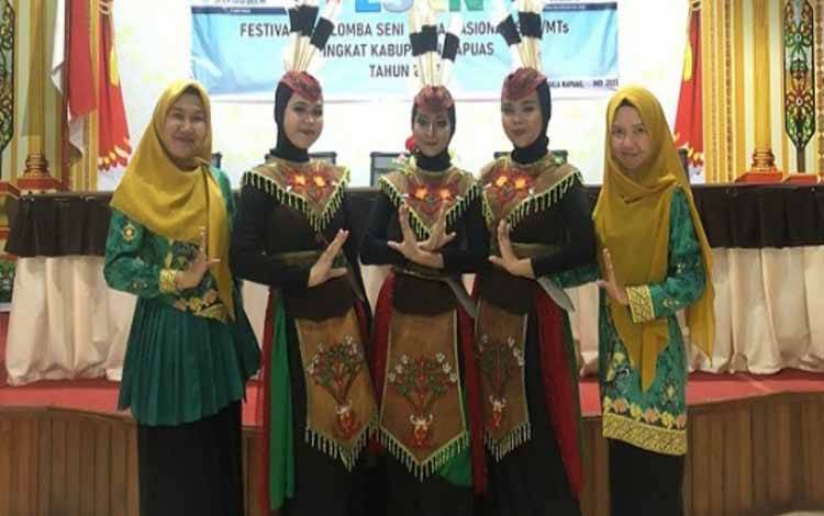 Grup Tari MTsN 1 Kapuas Raih Juara III Ajang FLS2N Tingkat Kabupaten