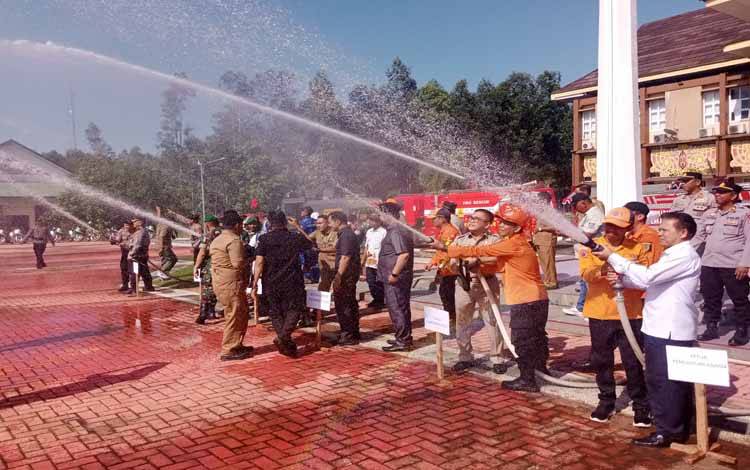 Pemerintah Kabupaten Pulang Pisau bersama TNI, Polri dan Seluruh Instansi terkait saat melakukan simulasi pemadaman Karhutla menggunakan watercanon yang bertempat di halaman kantor bupati, Senin 29 Mei 2023 ( FOTO : M PRADILA KANDI )