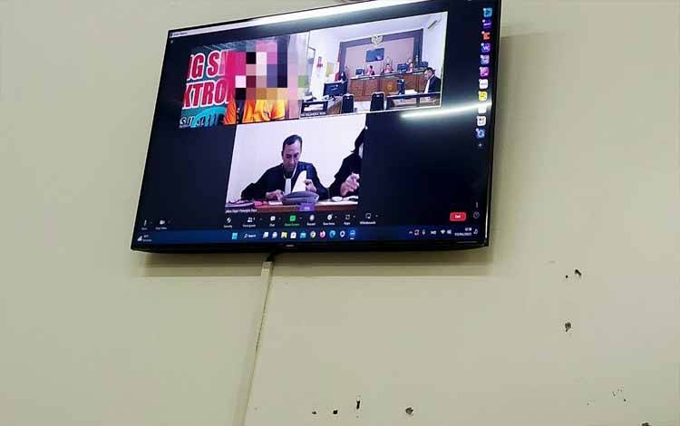Terdakwa (Kiri atas)saat menjalani sidang virtual di Pengadilan Negeri Palangka Raya belum lama ini (Foto: Apriando)