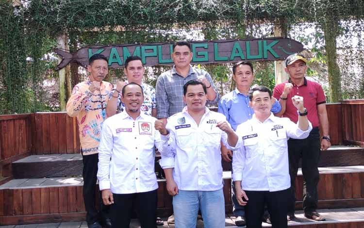 Foto bersama panitia Musda APDESI Kalteng di Palangka Raya. Persiapan Musda diklaim sudah 95 persen dan siap dilaksanakan Rabu mendatang. (FOTO: HERMAWAN)