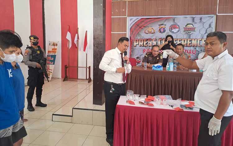Memastikan keasliannya, narkoba jenis sabu dilakukan tes sebelum dimusnahkan. (FOTO : HENDI NURFALAH)