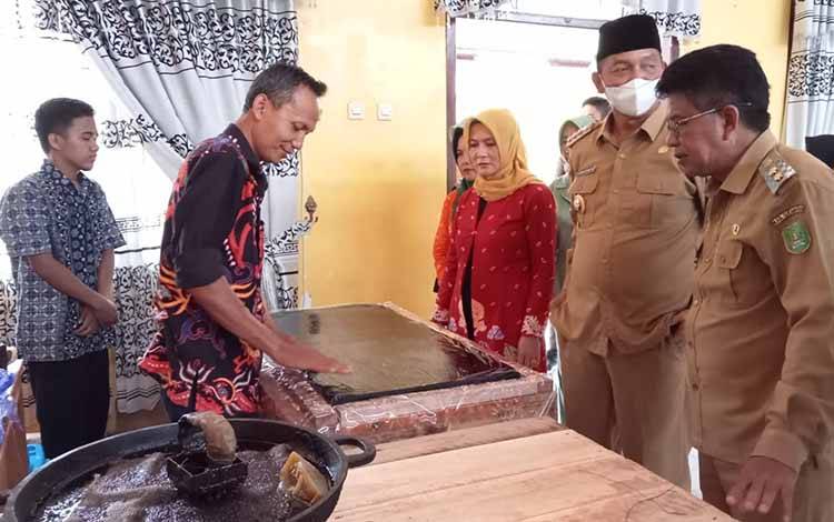 Dekranasda Sukamara Berikan Bantuan Lima Alat Cetak Batik