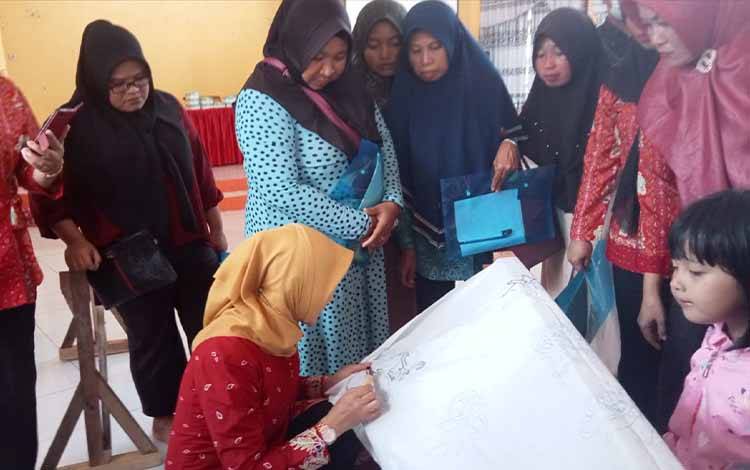 Dekranasda Sukamara Harapkan Pembantik Dapat Penuhi Kebutuhan Batik Masyarakat