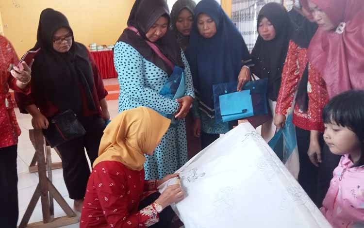 Dekranasda Sukamara Akan Pantau Bantuan Alat Cetak Bantik?