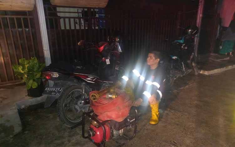 Melihat Perjuangan Relawan Pandulima, Bawa Mesin Pompa Air Menggunakan Sepeda Motor