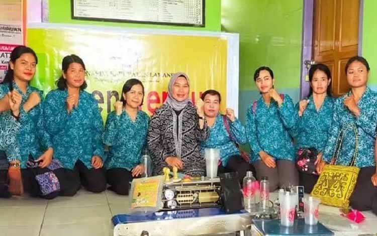 Ketua Dekranasda Lamandau Ajak Warga Bantu Pomosikan Produk Lokal