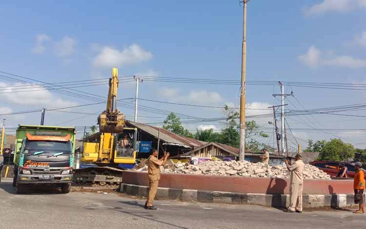 Dinas PUPR Kotim Kerahkan Alat Berat untuk Bongkar Bundaran Tidar