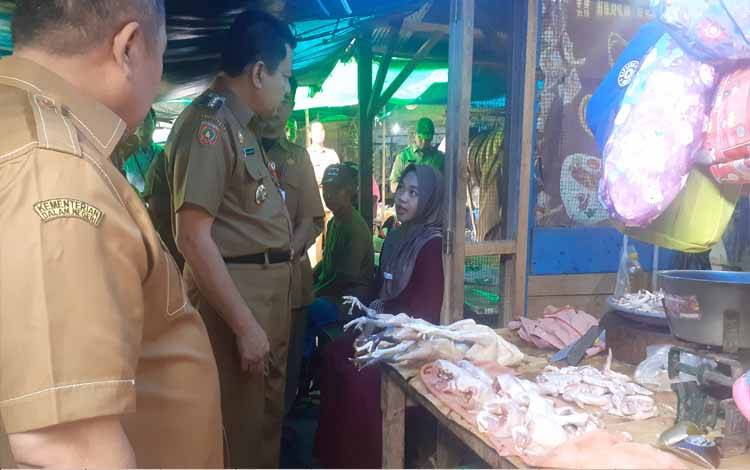 Pj Bupati Kobar sedang menanyakan harga ayam potong ke salah satu pedagang saat melakukan sidak ke Pasar Indrasari, Selasa, 30 Mei 2023 (FOTO: NURITA)?