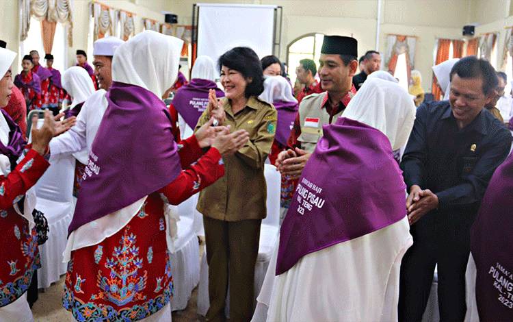 Bupati Pulang Pisau Pudjirustati Narang bersalaman dengan Jamaah Calon Haji Pulang Pisau di aula Dinas Pendidikan Pulang Pisau, Selasa, 30 Mei 2023. ( FOTO : M PRADILA KANDI )