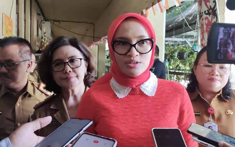 Ketua TP-PKK Kalteng, Ivo Sugianto Sabran di SMAN 1 Palangka Raya, Selasa 30 Mei 2023. (FOTO: HERMAWAN DP)