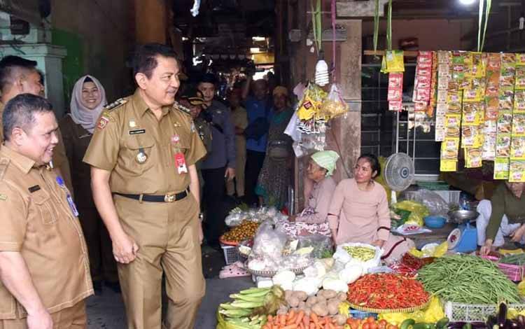 Pj Bupati Kobar Ajak Semua Pihak Jaga Lingkungan Pasar