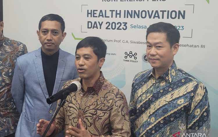 Wakil Menteri Kesehatan (Wamenkes) RI Dante Saksono Harbuwono (tengah) pada konferensi pers seusai acara Health Innovation Day 2023 di Jakarta, Selasa (30/5/2023). (ANTARA/Sean Filo Muhamad)
