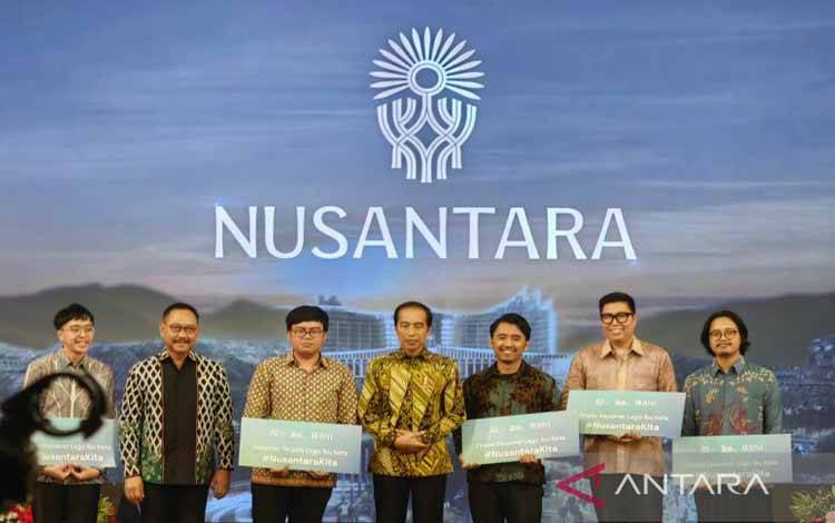 Presiden Joko Widodo (tengah) berfoto dengan sejumlah desainer finalis sayembara logo IKN Nusantara dilatari logo bertema pohon hayat yang diumumkan sebagai pemenang di Istana Negara, Jakarta, Selasa (30/5/2023). ANTARA/Gilang Galiartha