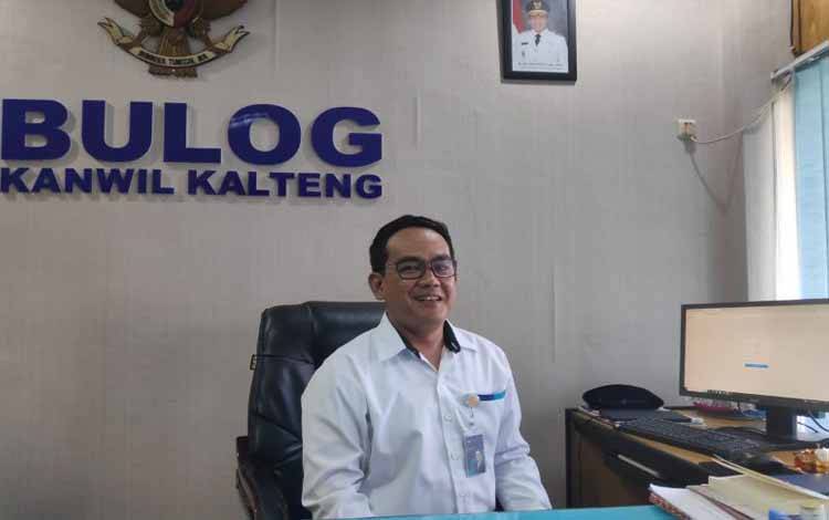 Kakanwil Bulog Kalimantan Tengah Budi Cahyanto saat disambangi awak media, Selasa (30/5/2023). ANTARA/M Husein Asy'ari